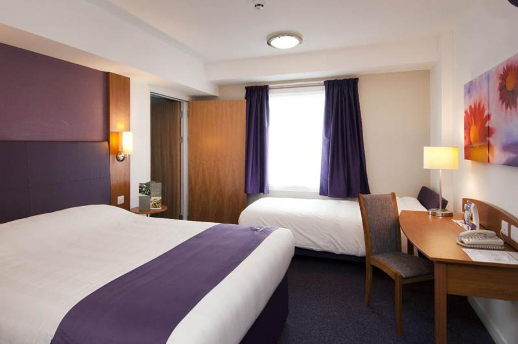 Premier Inn Birmingham City - Aston Phòng bức ảnh