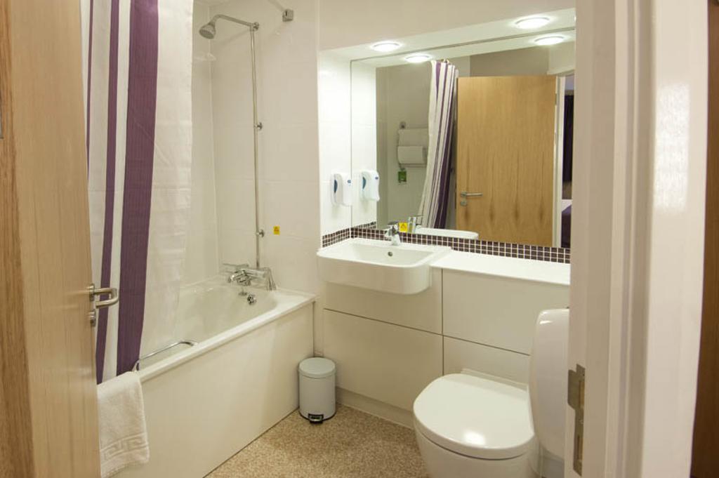 Premier Inn Birmingham City - Aston Phòng bức ảnh